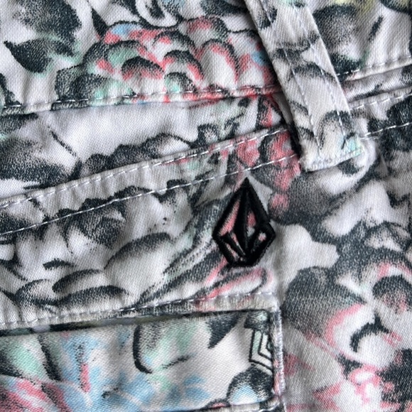VOLCOM Floral Print Shorts size 11 - Picture 8 of 9